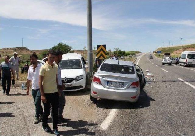 Adıyaman'da Iki Otomobil Çarpıştı: 4 Yaralı