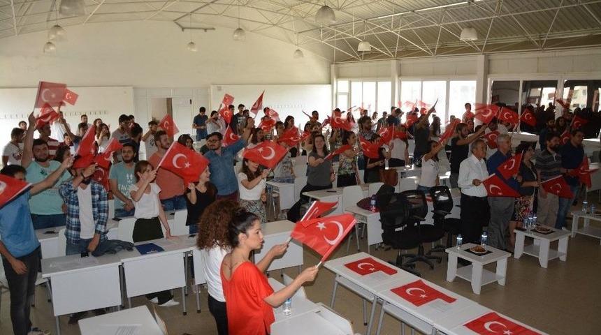 Söke’de Üniversite Öğrencileri Gençlik Bayramını Kutladı