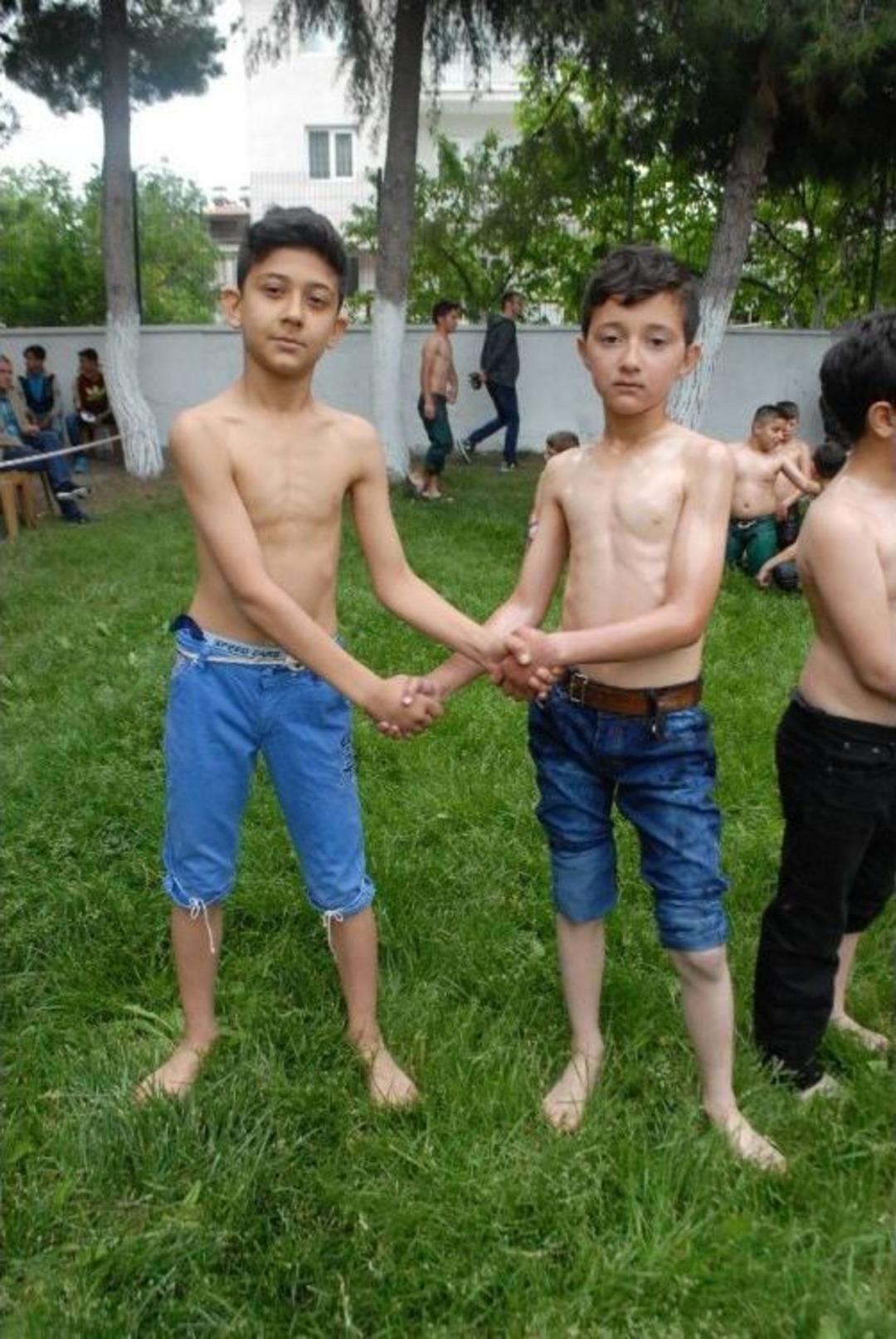 Ortaokul &Ouml;ğrencileri Kispet Giyerek, Pehlivanlar Gibi G&uuml;reşti