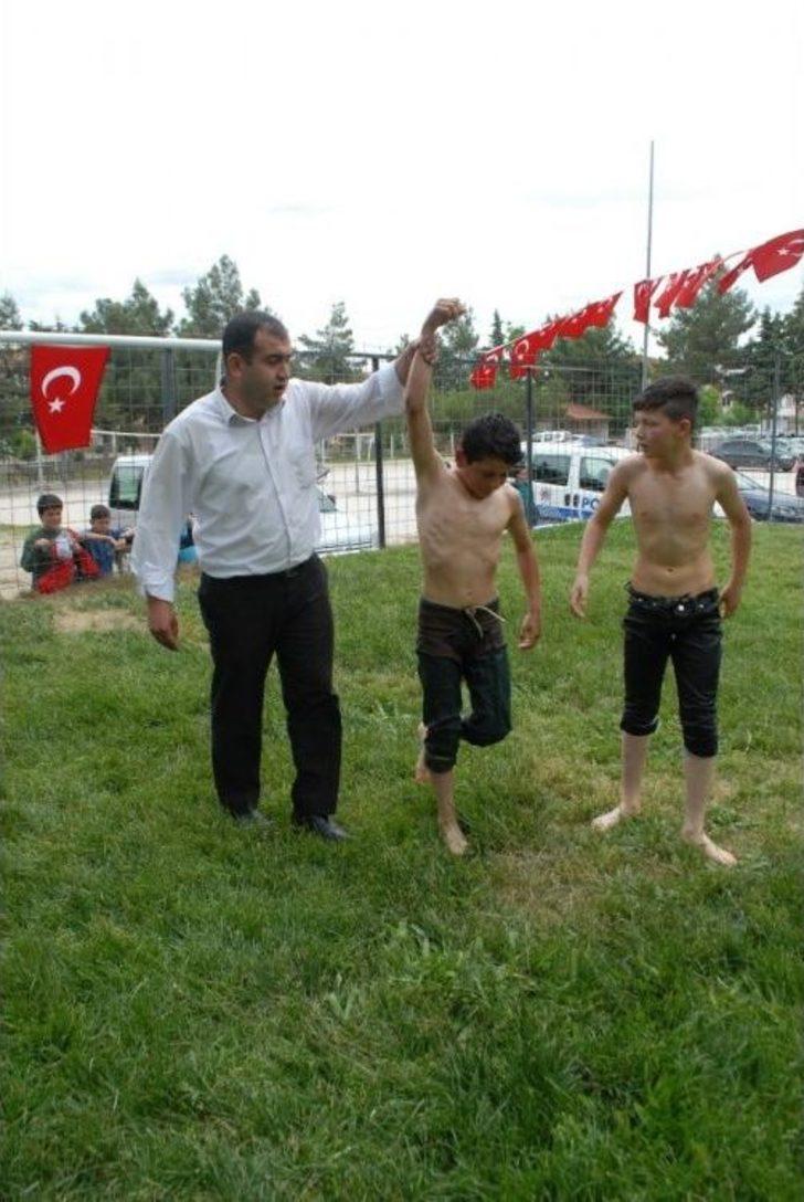 Ortaokul Öğrencileri Kispet Giyerek, Pehlivanlar Gibi Güreşti G2