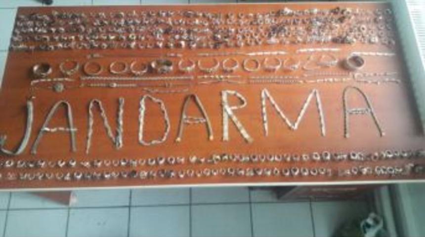 4 Kilogram Takıyı &Ccedil;alarken Kameralara Takıldılar