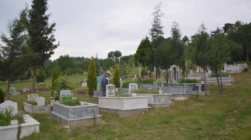 Pelit&ouml;z&uuml; Mahallesi Mezarlığında Temizlik &Ccedil;alışması