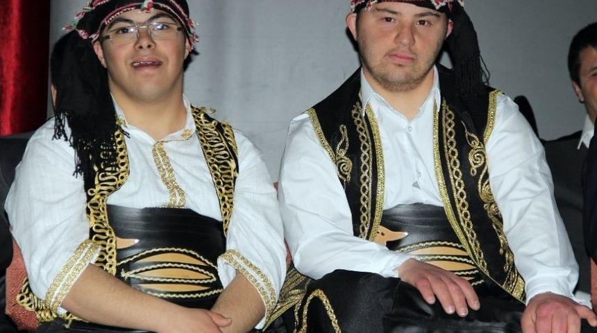 Engelliler Hem &Ccedil;aldı Hem S&ouml;yledi