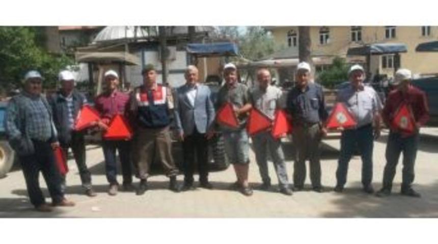 Alaşehirli &Ccedil;ift&ccedil;ilere Reflekt&ouml;r Dağıtıldı