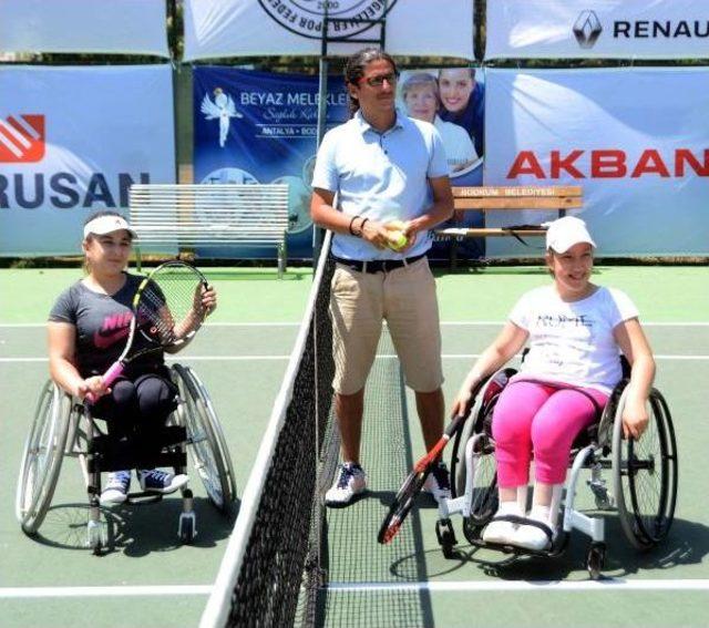 Engelli Tenisçiler Bodrum'ta Kortta