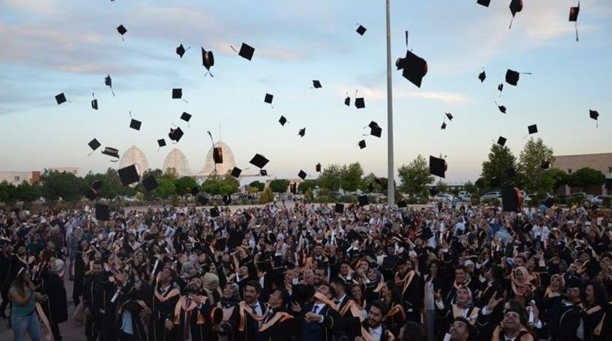 Harran &Uuml;niversitesi Fen Edebiyat Fak&uuml;ltesinde Mezuniyet Sevinci
