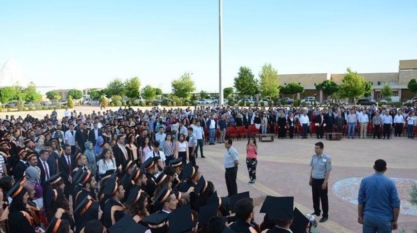 Fen-edebiyat Fak&uuml;ltesinde Mezuniyet Sevinci