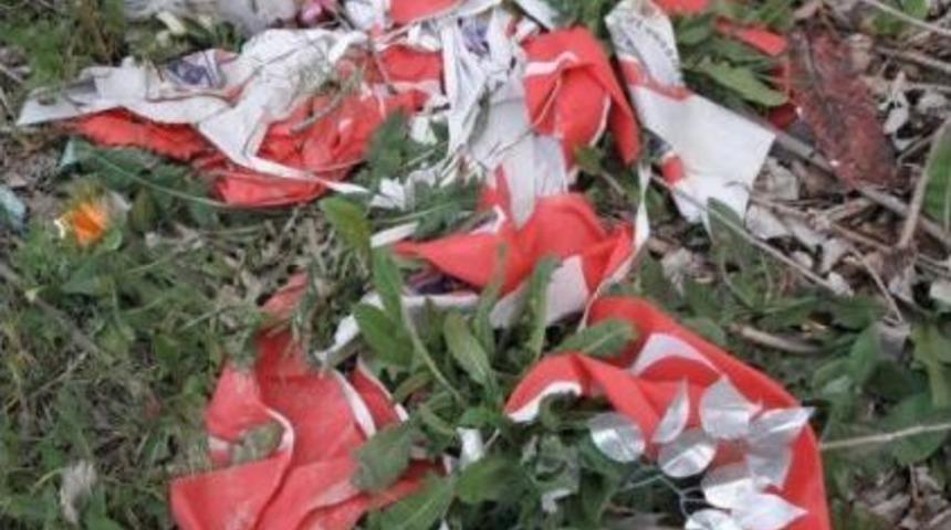 &Ccedil;&ouml;pe Atılan T&uuml;rk Bayrakları Tepki Topladı