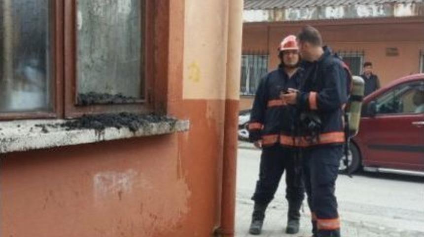 Havalandırma Borusunda &Ccedil;ıkan Yangın İtfaiye Ekiplerince S&ouml;nd&uuml;r&uuml;ld&uuml;