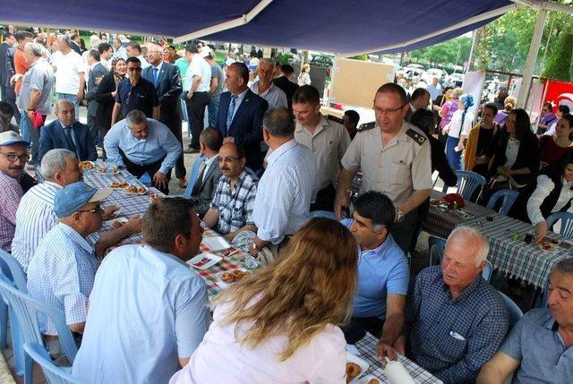 Salihli’de Çiftçiler Gününde 5 Bin Kişilik Lokma Hayrı