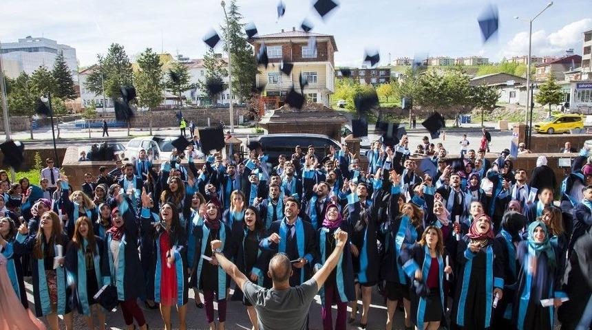 Ahlat Myo&rsquo;da Mezuniyet Coşkusu