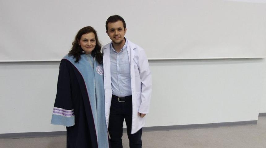 Be&uuml; Eczacılık Fak&uuml;ltesi &Ouml;ğrencileri Beyaz &Ouml;nl&uuml;klerini Giydi