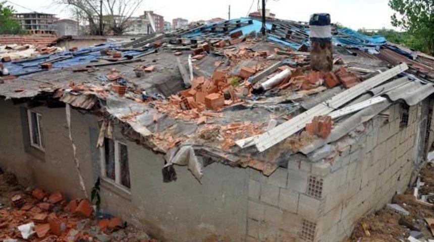 İnşaattaki Tuğlalar, Yandaki Gecekondunun &Uuml;zerine Devrildi