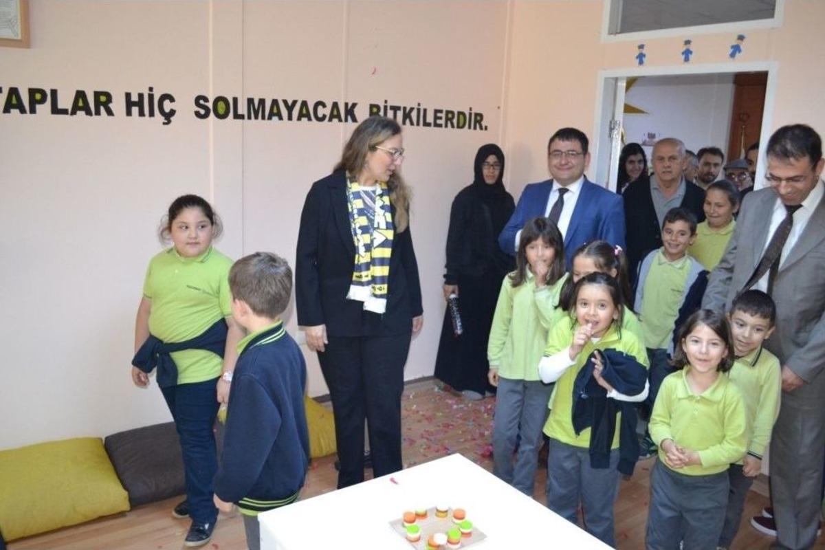 Rekt&ouml;r &Ccedil;akar Paşaormanı İlkokulu K&uuml;t&uuml;phanesinin A&ccedil;ılışına Katıldı