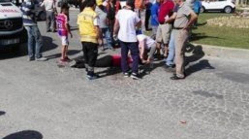Manavgat&rsquo;ta Otomobil İle Motosiklete &Ccedil;arptı: 2 Yaralı