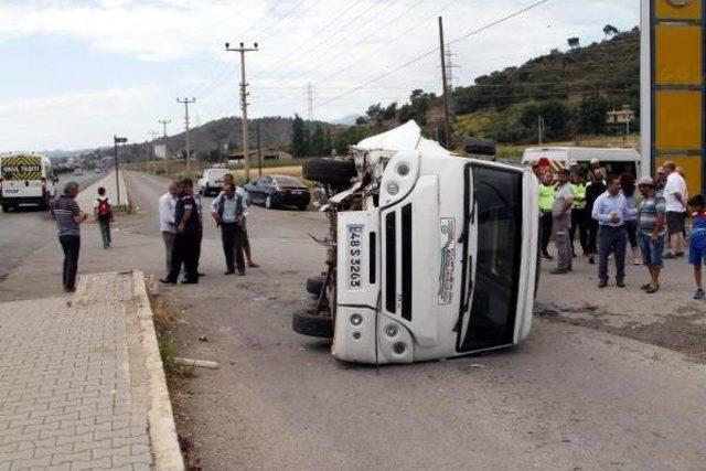 Servis Minibüsü Devrildi: 4'ü Öğrenci 5 Yaralı