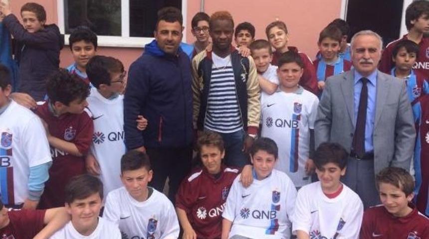 Trabzonsporlu Onazi, &Ouml;ğrencilere Forma Dağıttı