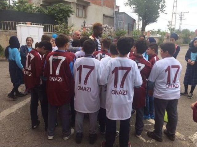 Trabzonsporlu Onazi, Öğrencilere Forma Dağıttı