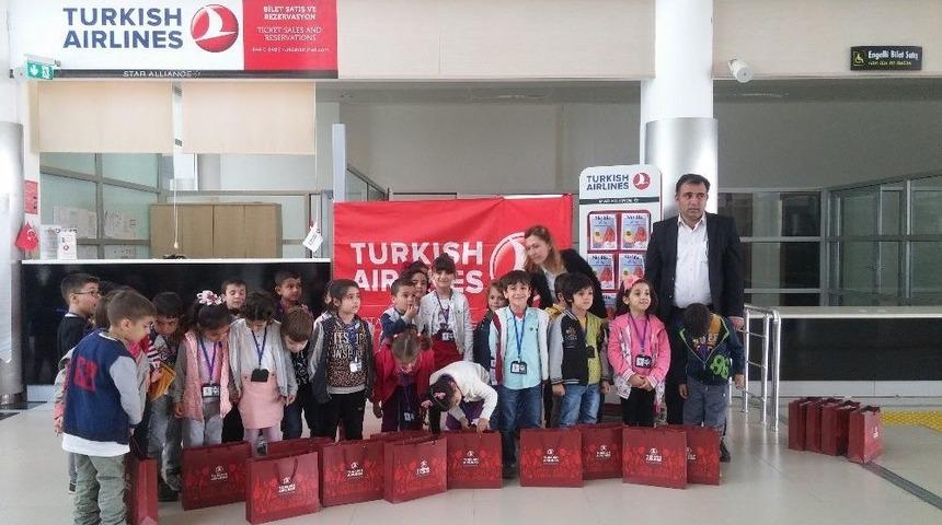 Minik &Ouml;ğrenciler Havalimanını Gezdi