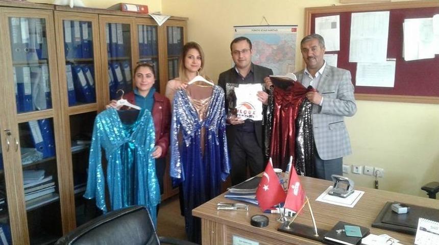 Ak Parti İl&ccedil;e Başkanı &Ccedil;evik&rsquo;ten Folklor Ekine Kıyafet Desteği