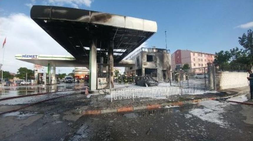 Akaryakıt Istasyonunda Çıkan Yangında Facianın Eşiğinden Dönüldü