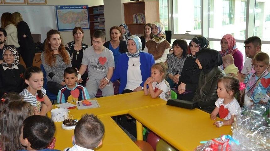 Protokol Eşleri Hastanede Tedavi G&ouml;ren &Ouml;ğrencileri Ziyaret Etti