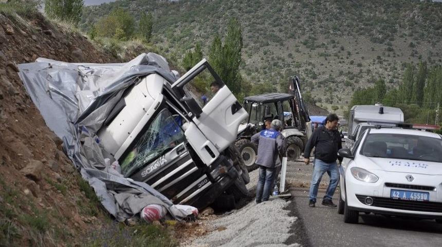 Konya&rsquo;da Kamyon İş Makinesine &Ccedil;arptı: 1 &Ouml;l&uuml;, 1 Yaralı