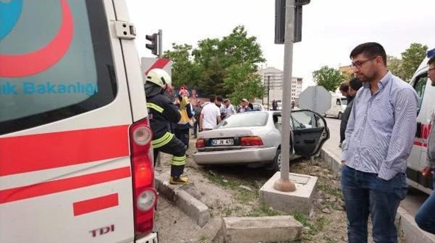 Otomobil Ile Minibüs Çarpıştı: 8 Yaralı