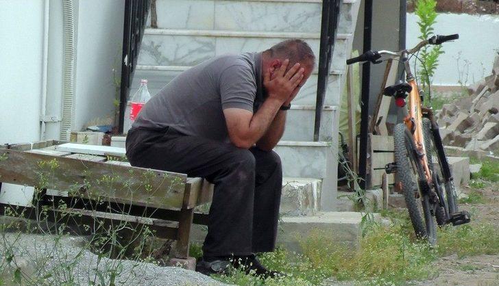 1 Saat Boyunca Annesinin Cesedinin Yanında Babasını Bekledi G3