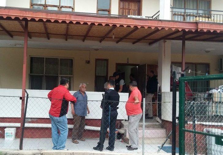 1 Saat Boyunca Annesinin Cesedinin Yanında Babasını Bekledi G4