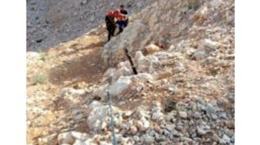 Kayalıklarda Mahsur Kalan &Ccedil;ocuğu İtfaiye Kurtardı