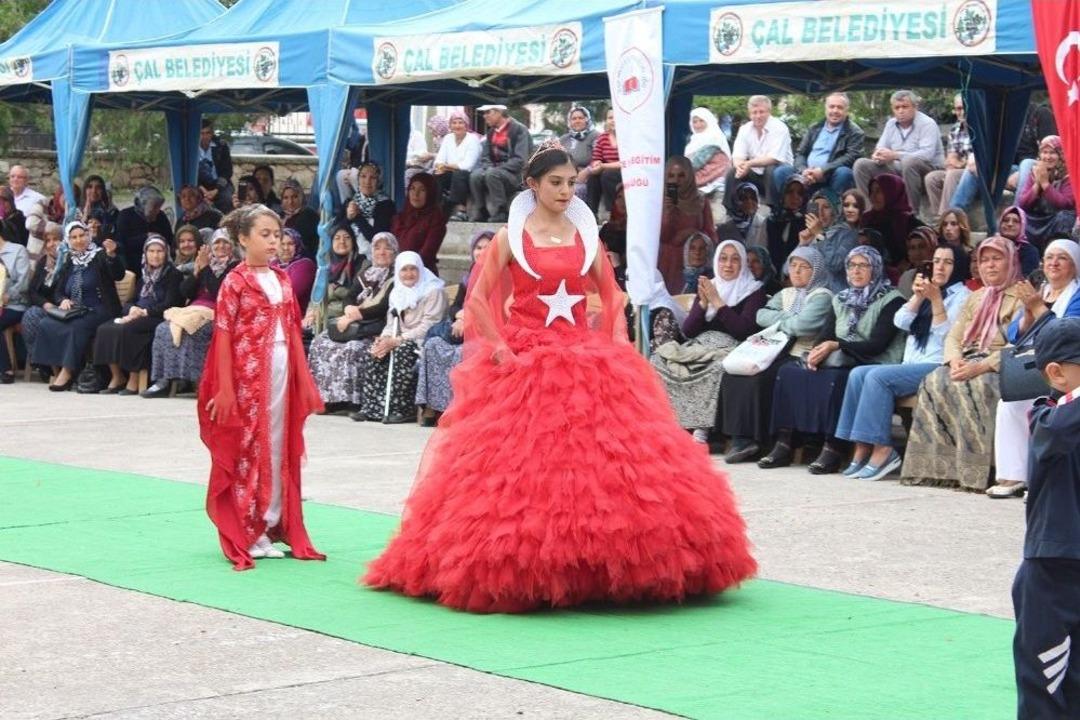 Denizli&rsquo;de Ki Sergide, Al Bayraklı Gelinlik B&uuml;y&uuml;k Beğeni Topladı