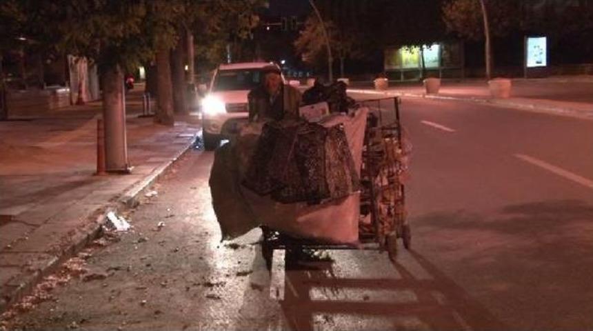 80 Yaşında Atık Kağıt Toplayarak Ge&ccedil;imini Sağlıyor