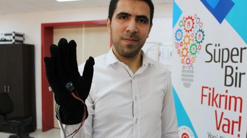 İşitme Engelliler İ&ccedil;in Konuşan Eldiven Yaptı