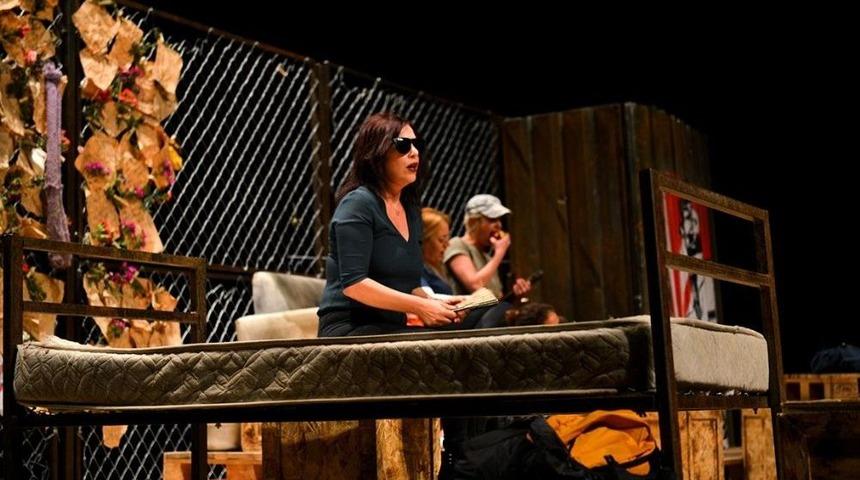 &Uuml;nl&uuml; Oyuncular M&uuml;lteci Sorununu Tiyatro Sahnesine Taşıdı