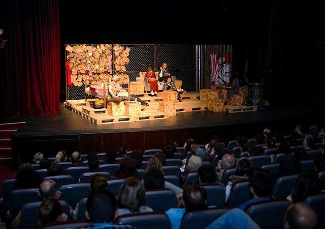 Ünlü Oyuncular Mülteci Sorununu Tiyatro Sahnesine Taşıdı