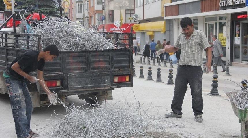 Belediyenin Yol &Ccedil;alışması Hurdacılara Ekmek Kapısı Oldu