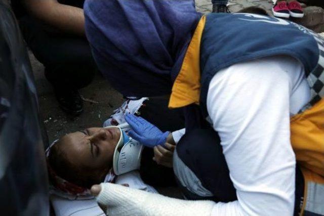 Kazada Yaralanan &Ccedil;ocuk, Yaralı Annesinin Elini Bırakmadı 1