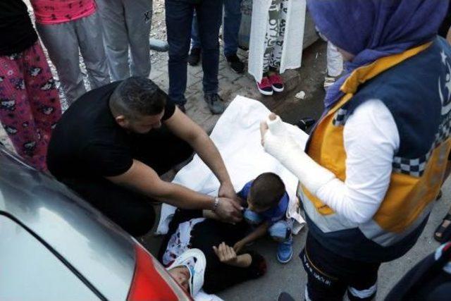 Kazada Yaralanan &Ccedil;ocuk, Yaralı Annesinin Elini Bırakmadı 2