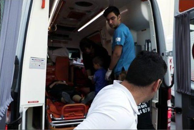 Kazada Yaralanan &Ccedil;ocuk, Yaralı Annesinin Elini Bırakmadı 3