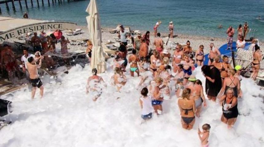 Turistlere K&ouml;p&uuml;k Partili Eğlence