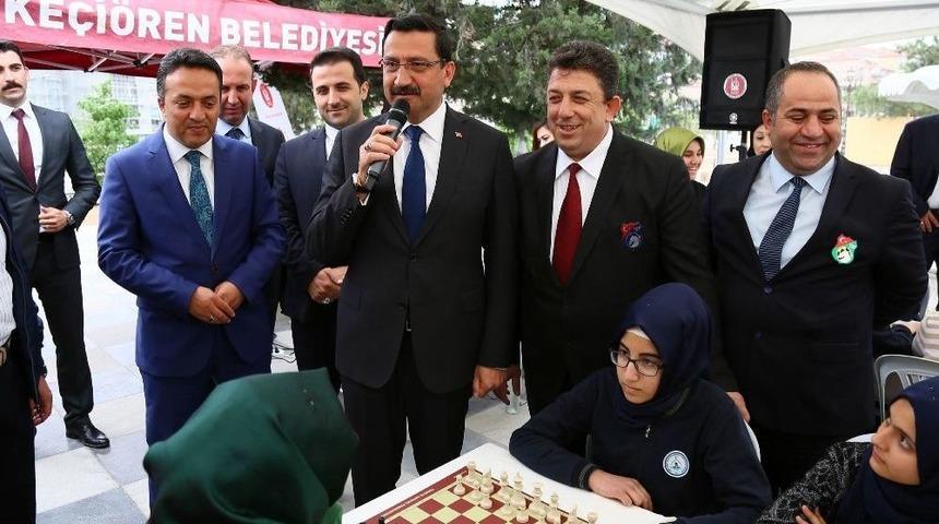 Ke&ccedil;i&ouml;renli Gen&ccedil;ler Satran&ccedil; Tahtasında