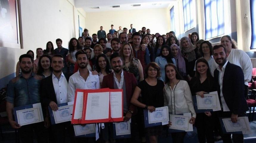 &Uuml;niversitelilerden Şiir Dinletisi