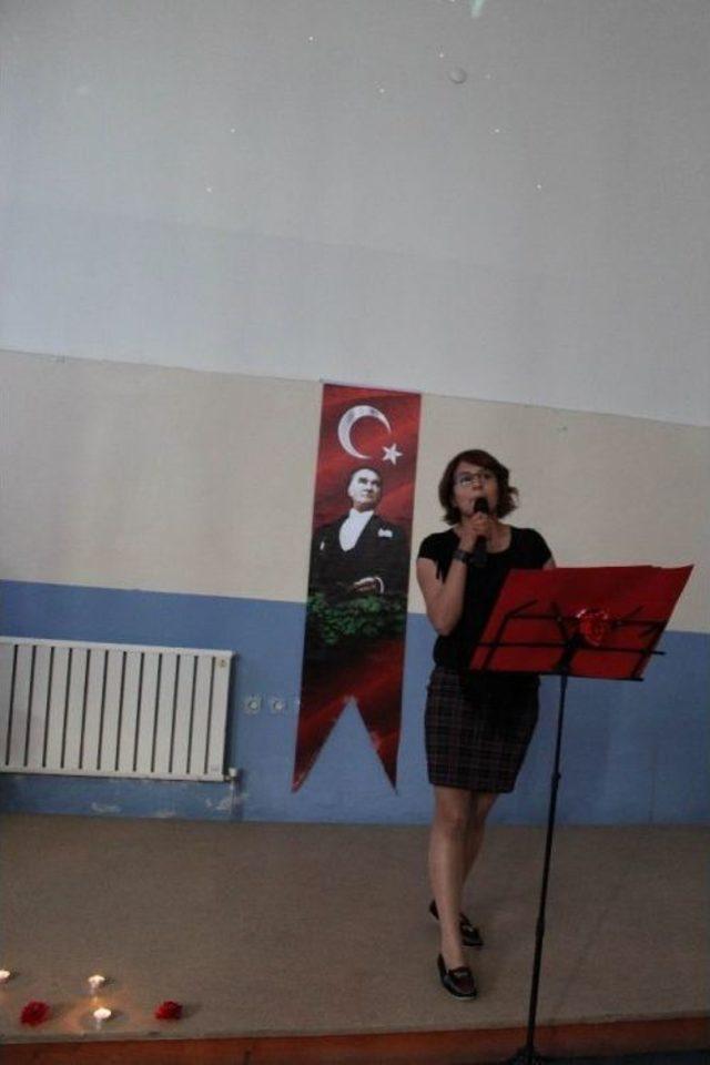 &Uuml;niversitelilerden Şiir Dinletisi 1