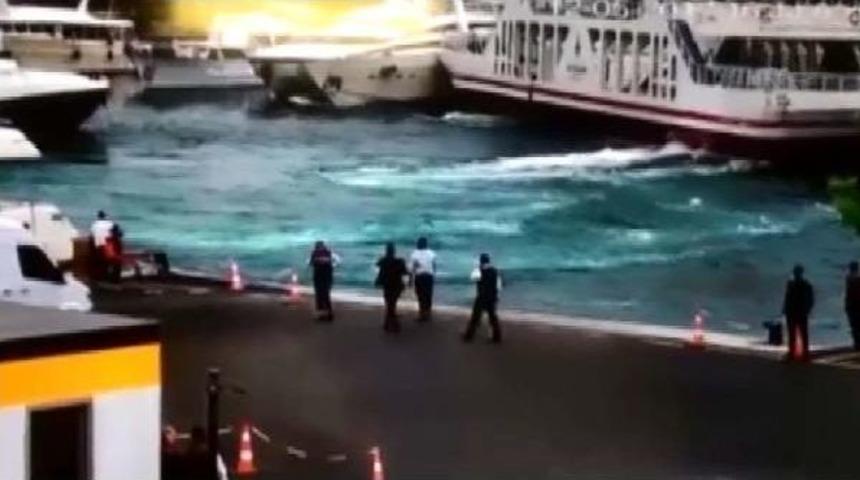 Boğaz'da Arabalı Vapurun L&uuml;ks Tekneye &Ccedil;arptığı An Kamerada