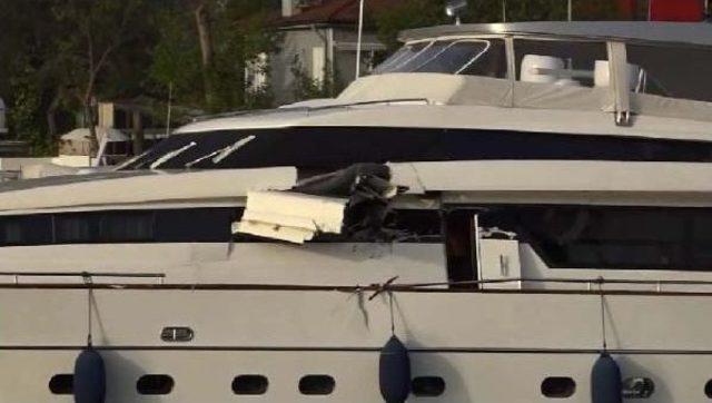 Boğaz da Arabalı Vapurun L&uuml;ks Tekneye &Ccedil;arptığı An Kamerada 2