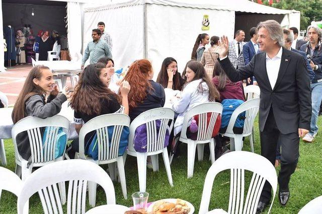 &Ouml;zel Eğitim Sınıfı &Ouml;ğrencileri Sahne Performanslarıyla Mest Etti 3