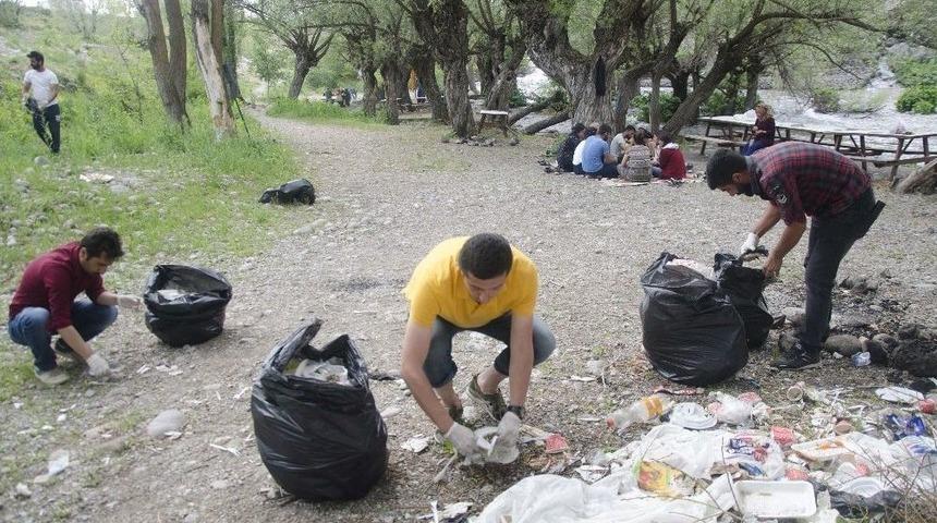 Munzur G&ouml;zeleri&rsquo;nden 10 Torba &Ccedil;&ouml;p Topladılar