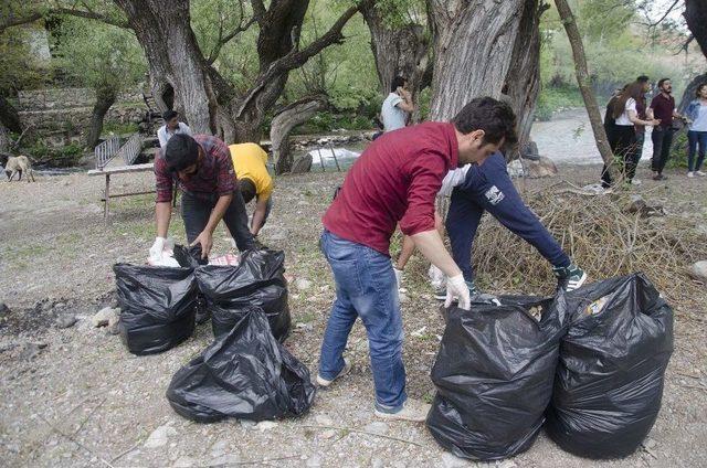 Munzur G&ouml;zeleri&rsquo;nden 10 Torba &Ccedil;&ouml;p Topladılar 1
