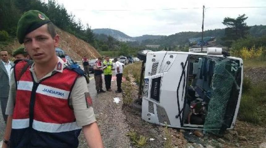 Rus Turistleri Taşıyan Midib&uuml;s Devrildi: 18 Yaralı (2)